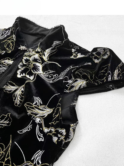 Robe Qipao en velours noir avec broderie florale et détails découpés, bouton et nœud