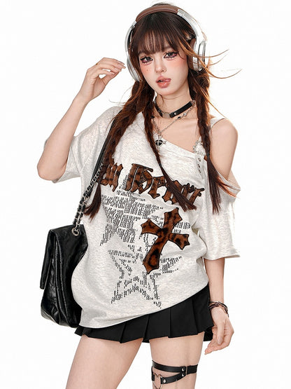 T-shirt à encolure asymétrique avec lettres léopard appliquées gris/marron