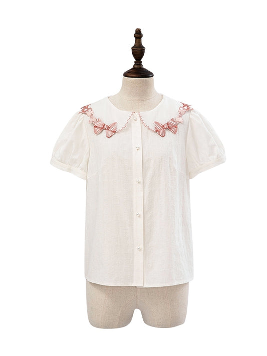 Rosa Bluse mit Schleifenbesatz und weißen Kurzarm