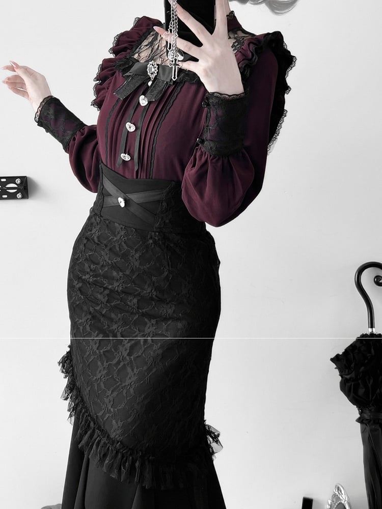 Weinrote Jirai Kei-Bluse mit Illusionsausschnitt und Faltendetails und Fliege