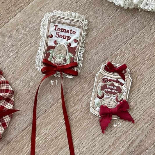 Stickerei-Brosche mit Tomatenkonserven