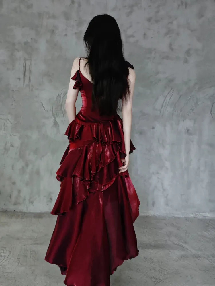 Robe de soirée asymétrique rouge scintillante à volants superposés et bretelles spaghetti