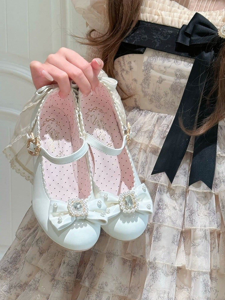 Runde Lolita-Schuhe mit Mary-Toe-Dekor und Strasssteinen in Weiß und mit Perlen verziert