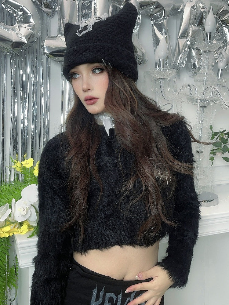 Bonnet en tricot punk avec oreilles de chat noires et patch croisé