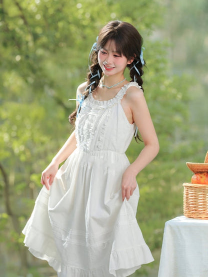 Robe blanche sans manches à volants et nœuds