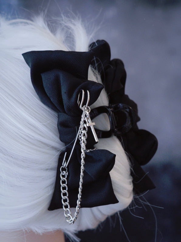 Schwarzer Bowknot-Clip verzierte Klaue mit Kreuz