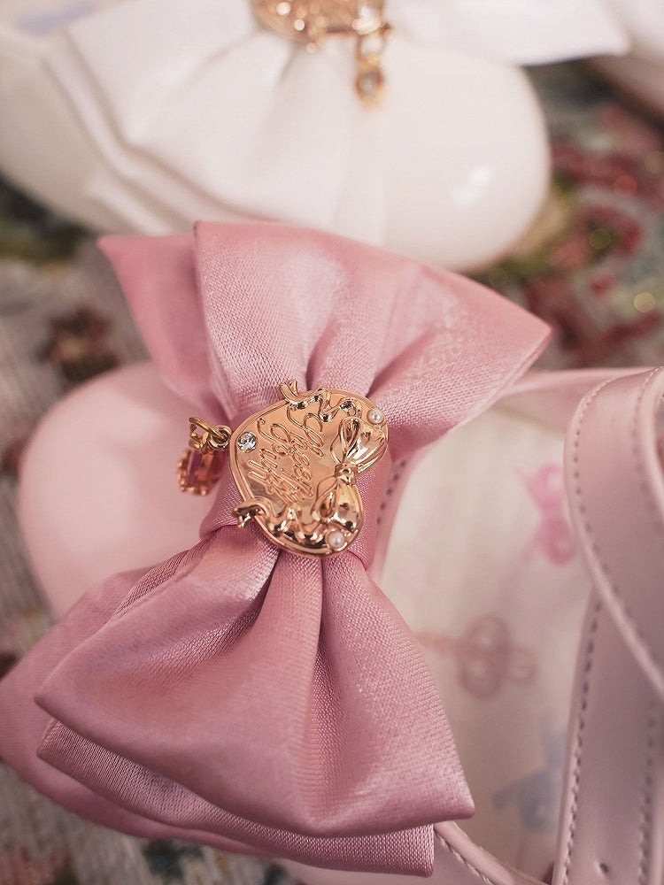 Leichtes Charm-Top mit Perlen und rosa Herzschleife, überkreuzt