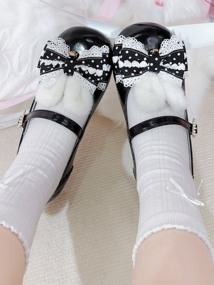 Süße Schleife am schwarzen Mary Jane Top mit Lolita-Schuhen