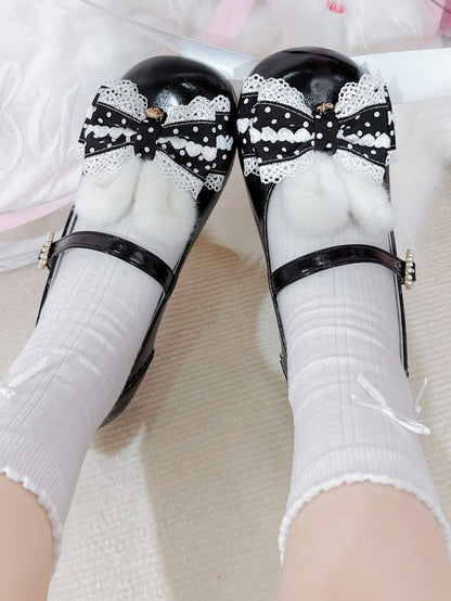 Süße Schleife am schwarzen Mary Jane Top mit Lolita-Schuhen