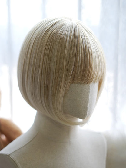 Perruque courte et lisse blonde claire avec frange