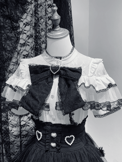 Ärmelbluse, Illusionsausschnitt, weißer kurzer Kontrast, schwarze Spitze mit Jirai Kei-Besatz