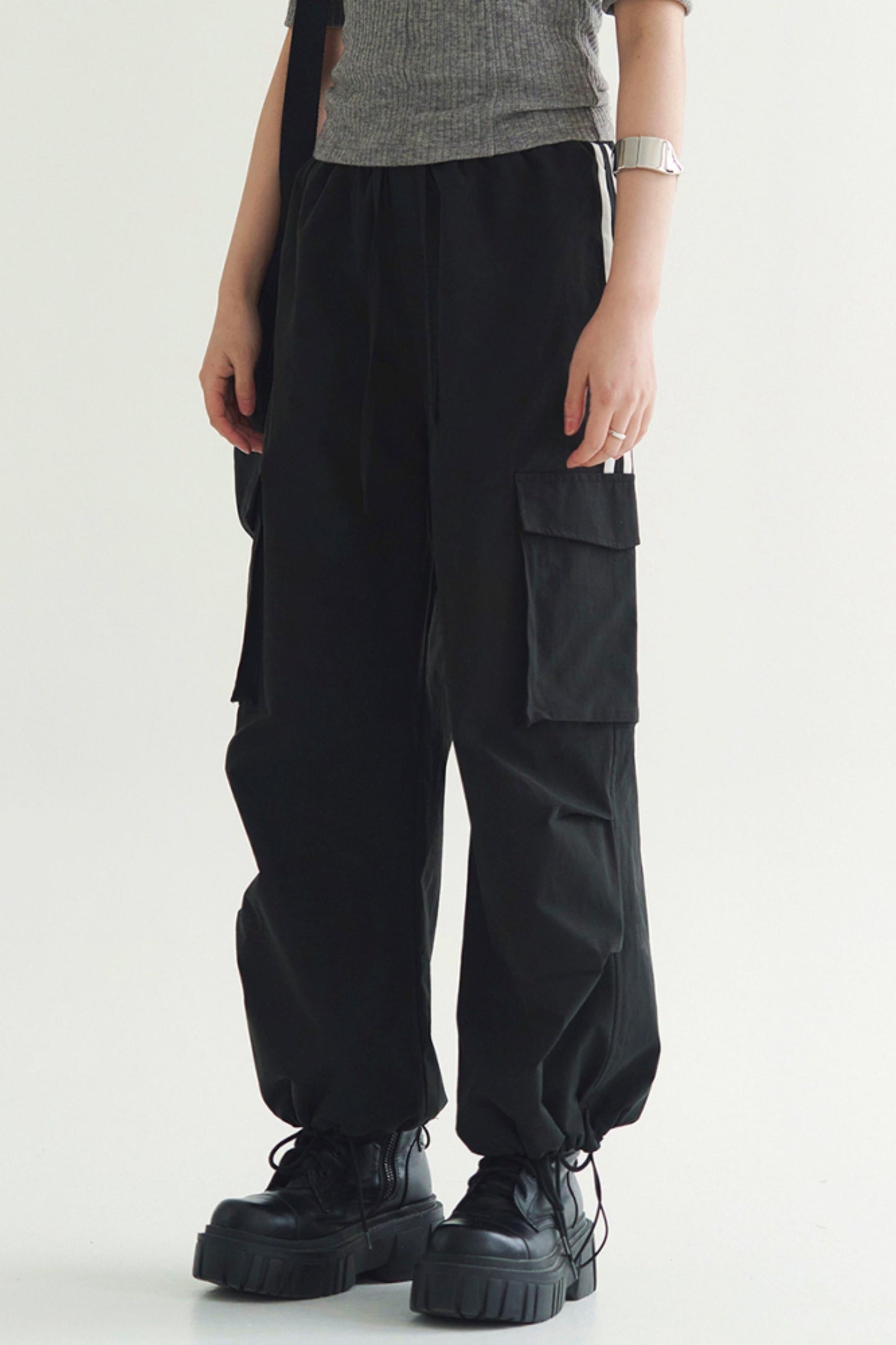 Loose-fit multi-pocket pants