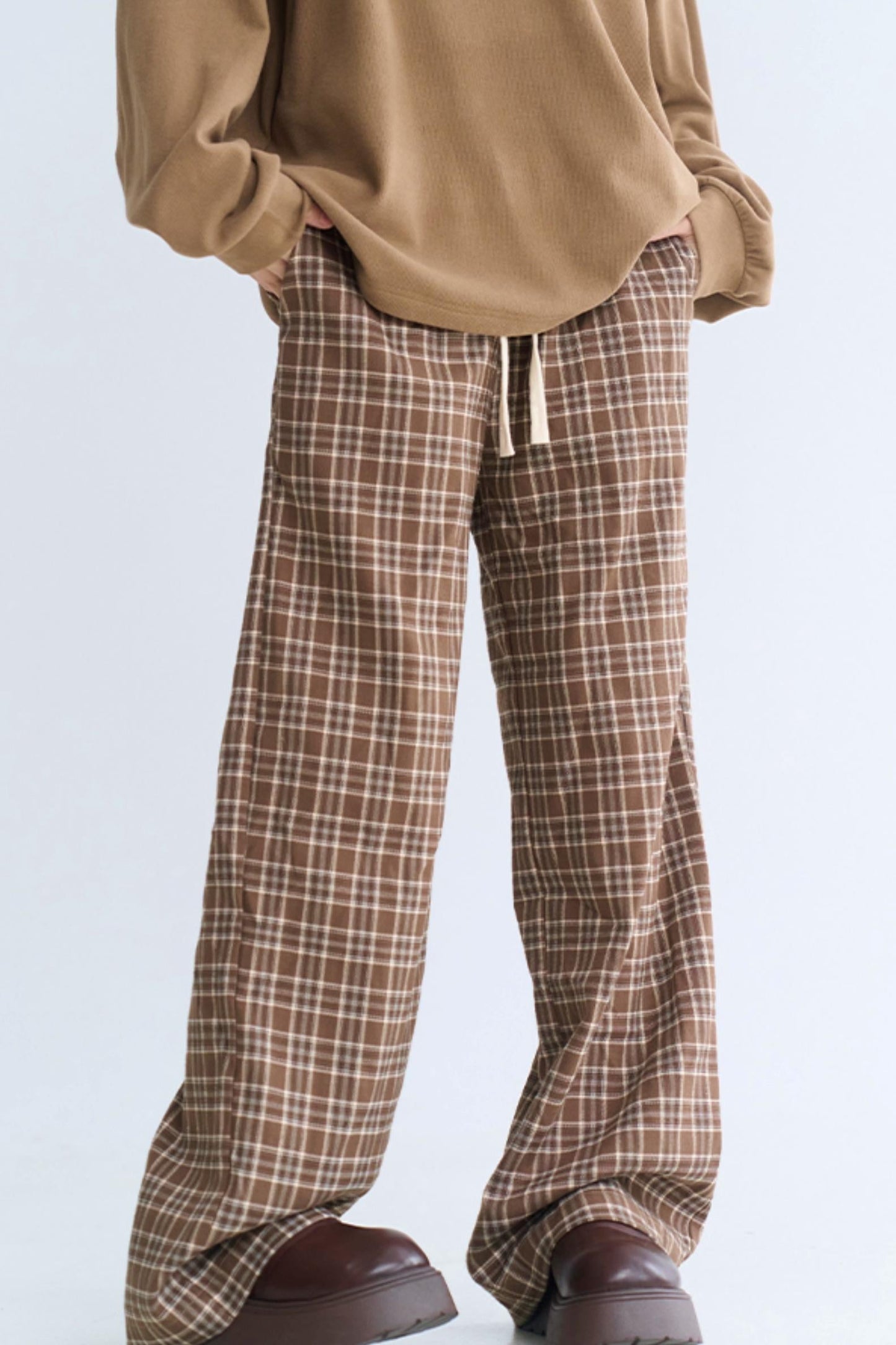 check loose-fitting pants