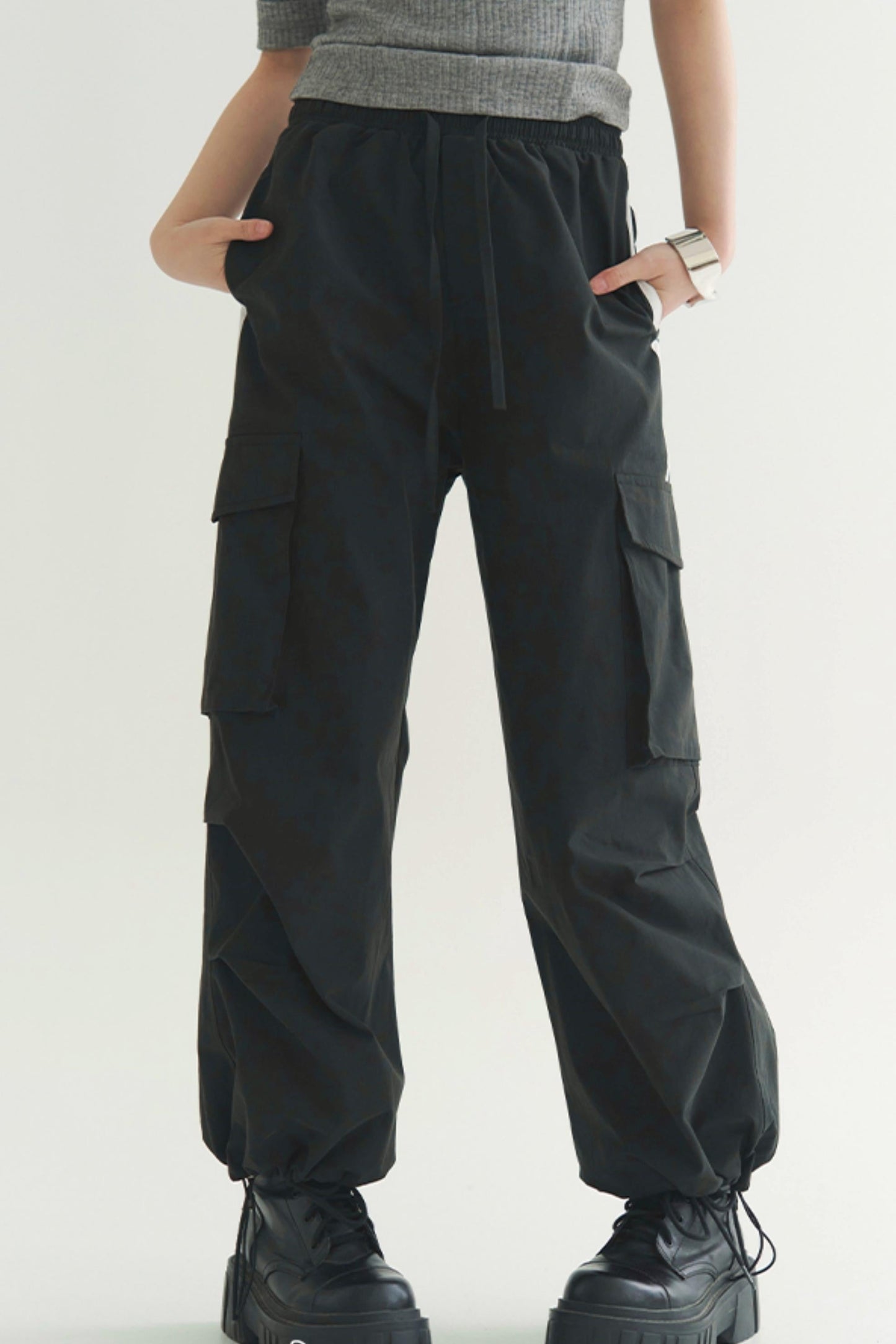 Loose-fit multi-pocket pants