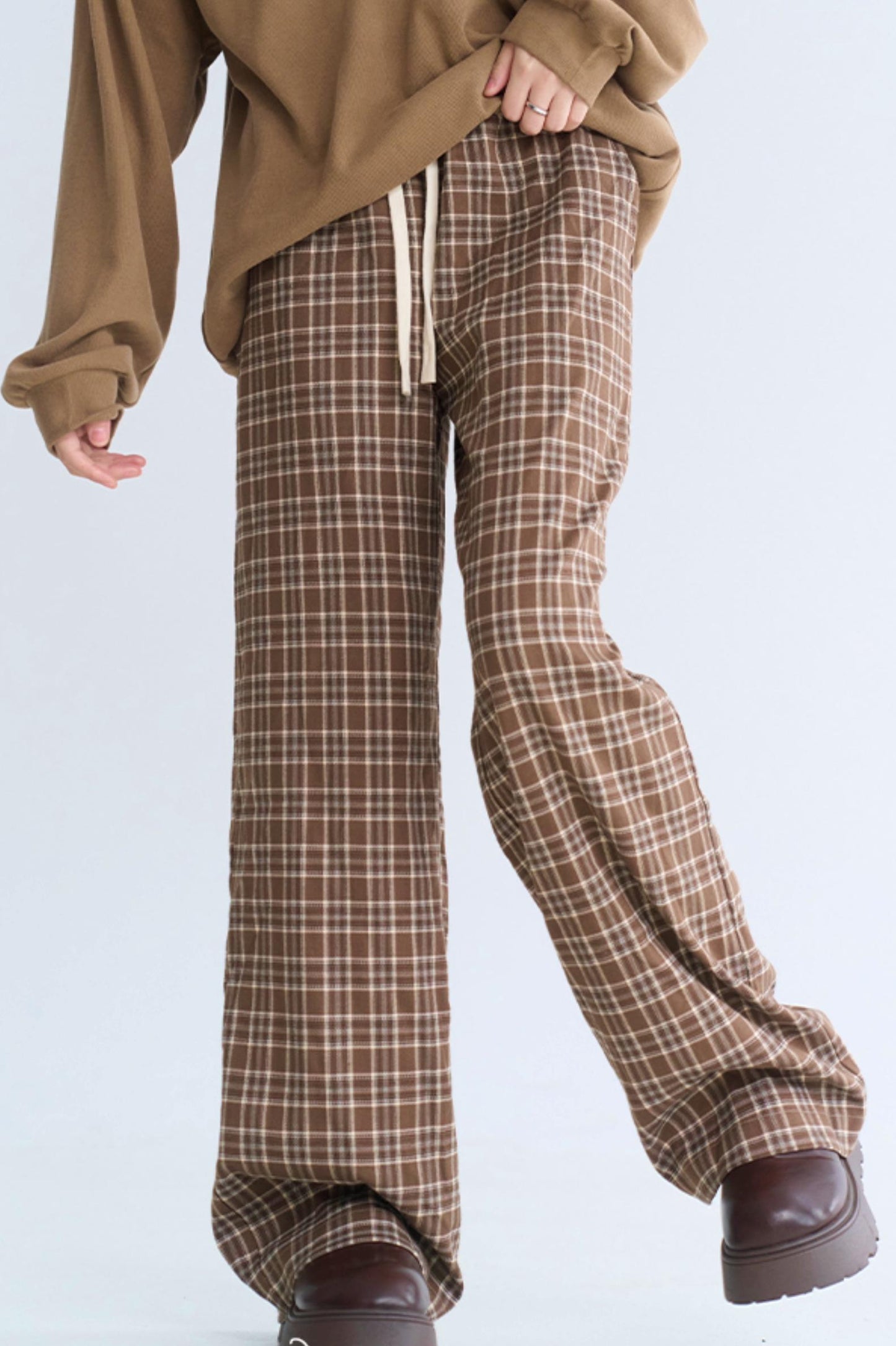 check loose-fitting pants