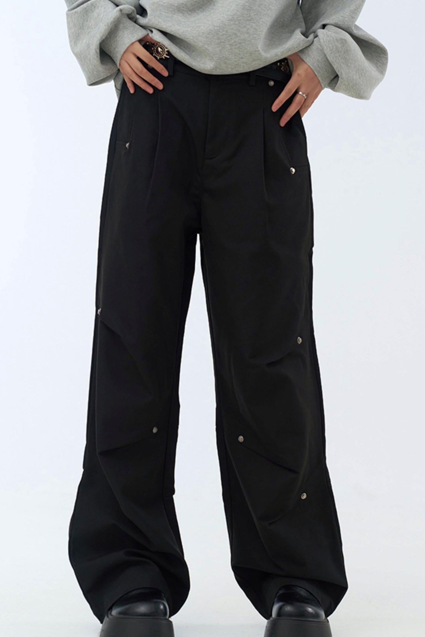 Relaxed pants fit leg pleated