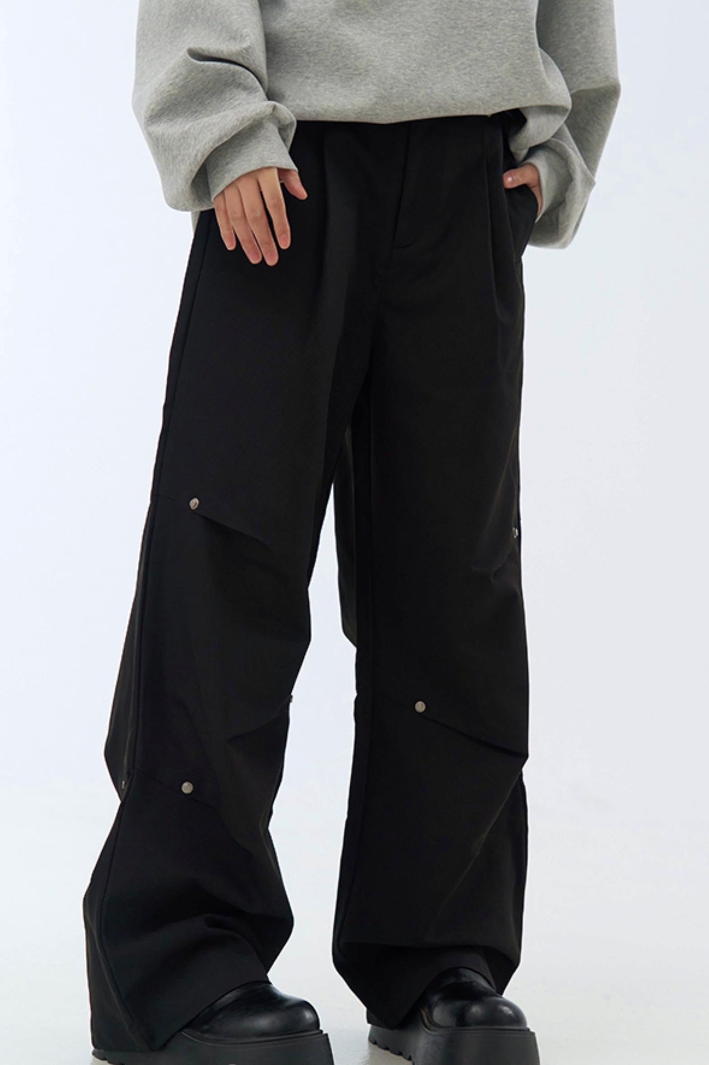 Relaxed pants fit leg pleated