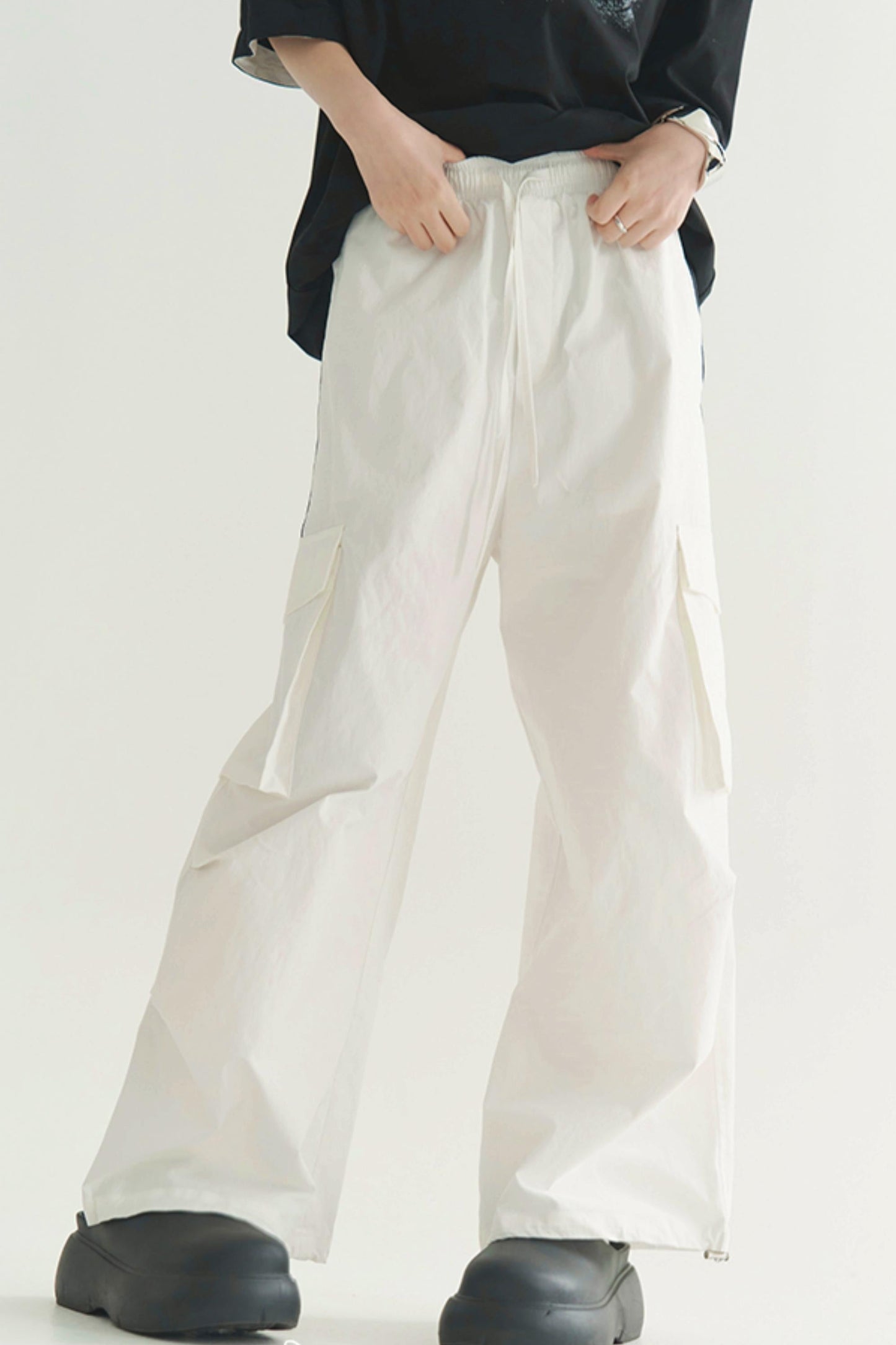 Loose-fit multi-pocket pants