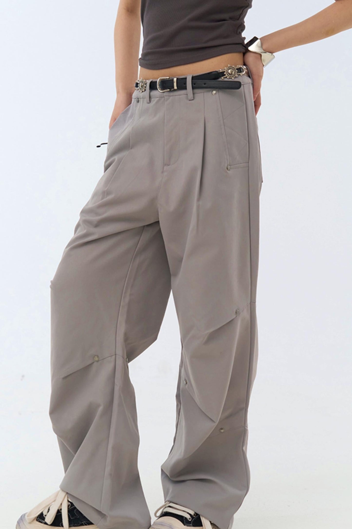 Relaxed pants fit leg pleated