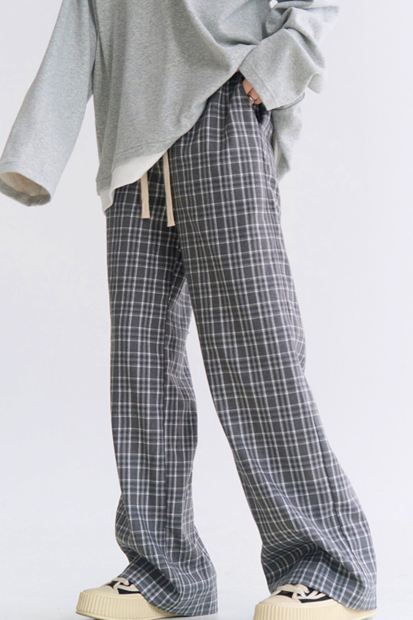 check loose-fitting pants