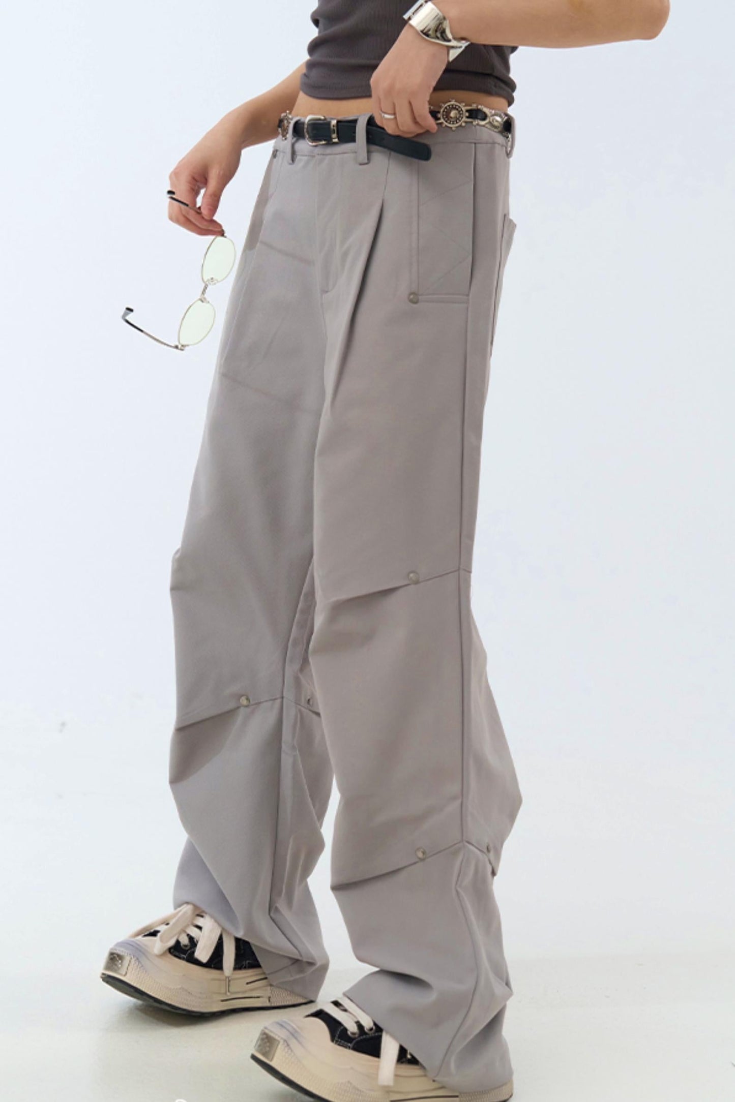 Relaxed pants fit pleated leg