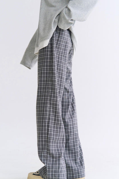 check loose-fitting pants