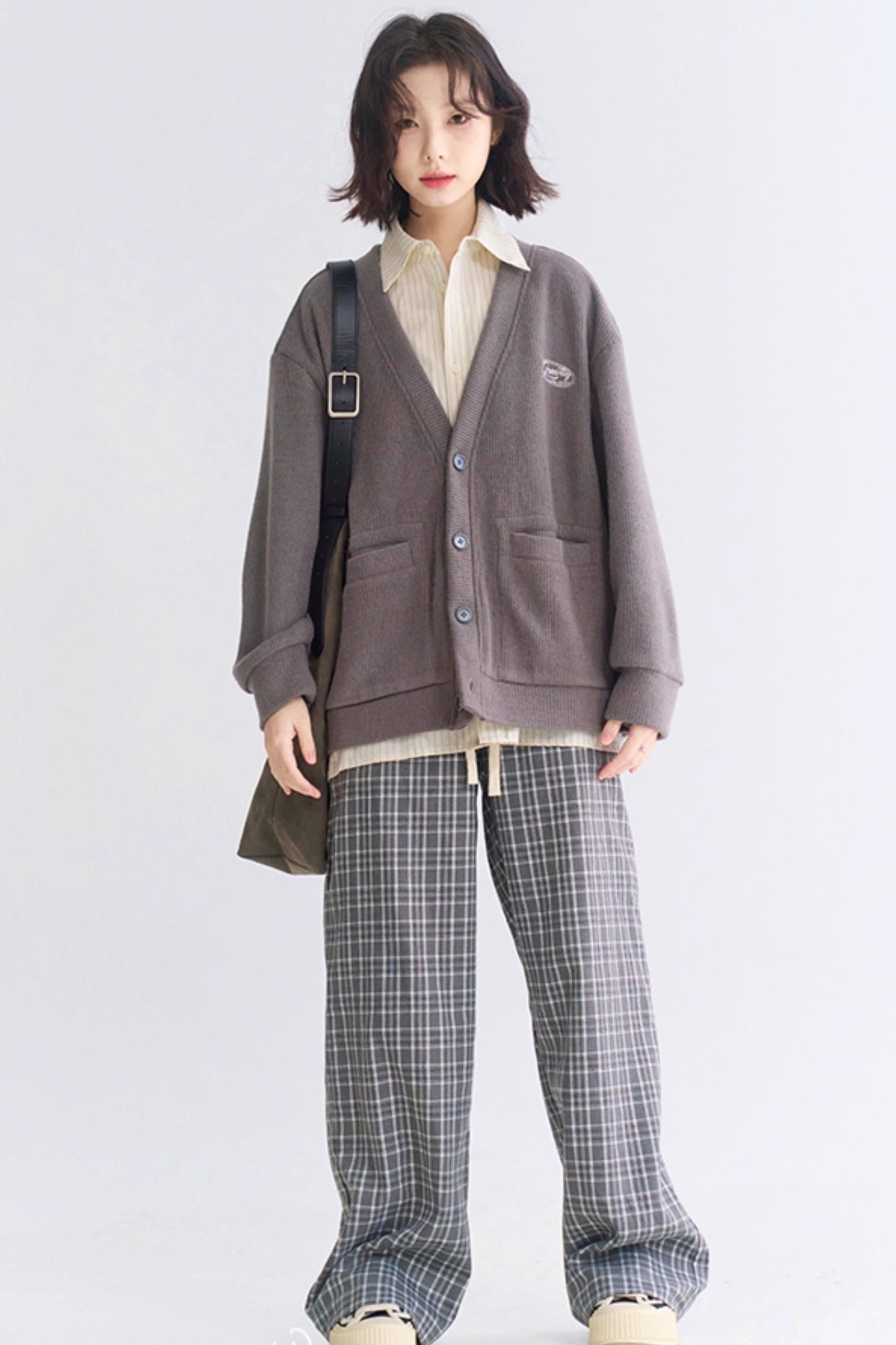 check loose-fitting pants