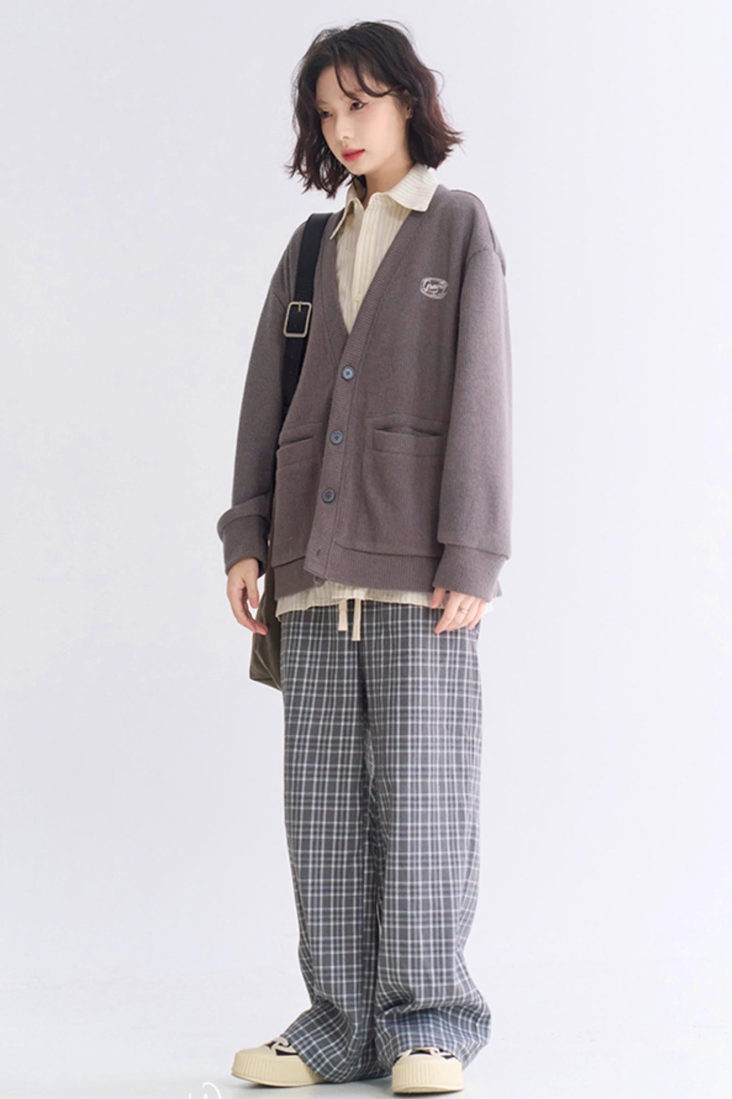 check loose-fitting pants
