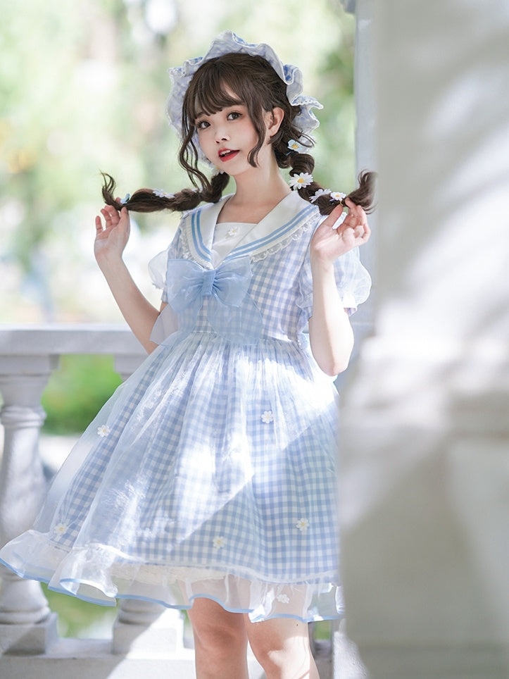 Robe à carreaux bleu clair à col marin et marguerites blanches, détails nœud papillon