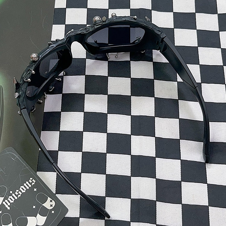 Verzierte schwarze Punk-Sonnenbrille mit Perlen und Nieten