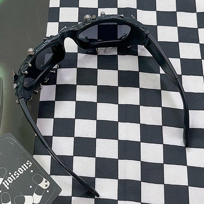 Verzierte schwarze Punk-Sonnenbrille mit Perlen und Nieten