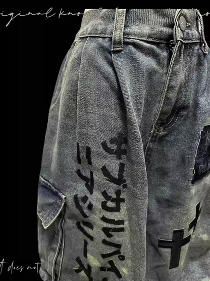 Leichte, weit geschnittene Jeans mit Applikationen im Punk-Stil in Blau mit Used-Look