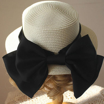 Chapeau de paille décoré d'un gros nœud