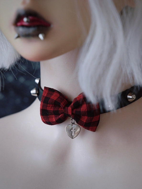 Mit rot kariertem, schwarzem und gemustertem Anhänger, Herz-Schleifenhalsband