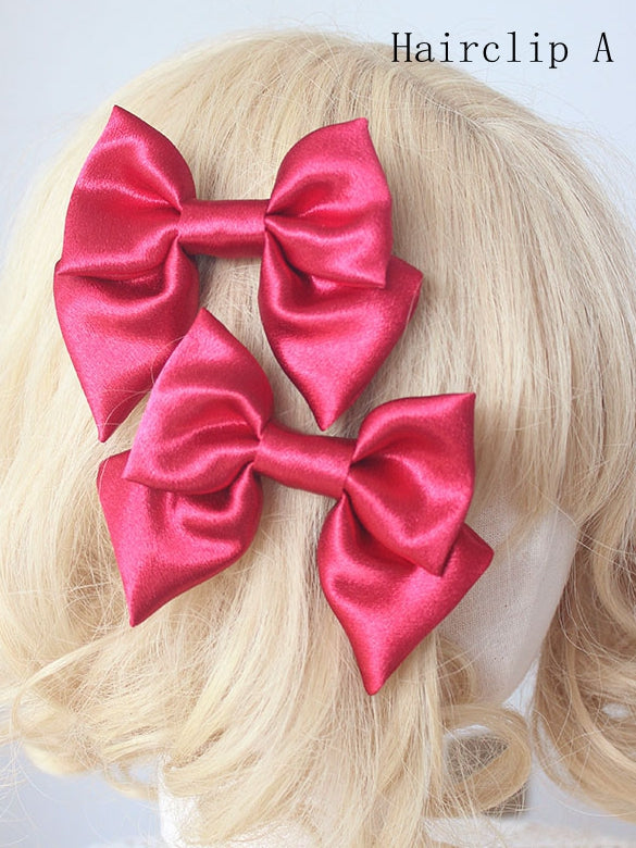 Rote Haube aus Satin mit Spitzenbesatz und Haarspangen mit Schleife