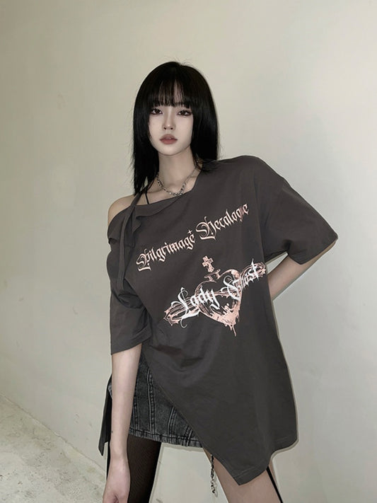 Graues, lockeres, glamouröses Grafik-T-Shirt mit Cut-Outs an den Schultern und Seitenschlitzen