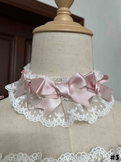 Rosa Choker mit weißen Schleifen