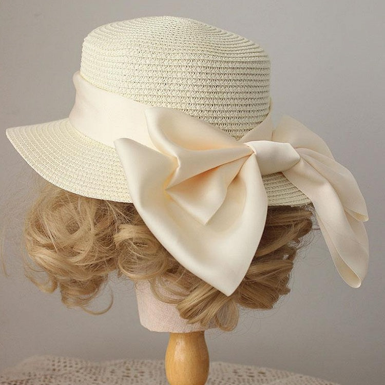 Chapeau de paille décoré d'un gros nœud