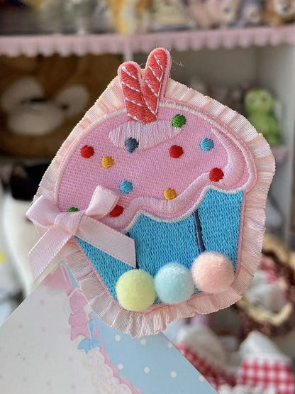 Brosche Sweet Pink/Rot Cake Trim Rüschen