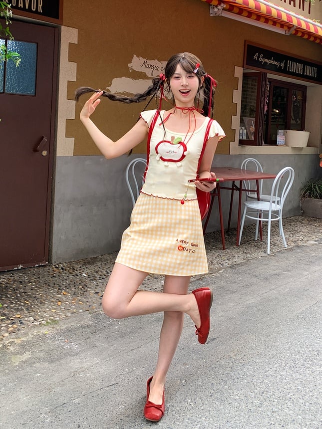 T-Shirt Lettuce Red Light Yellow Scoop Neckline Apple Applique Hem