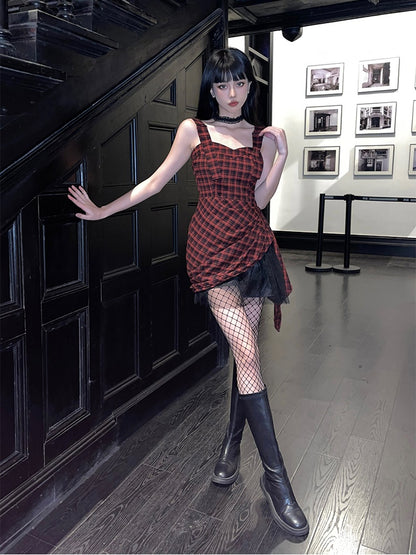 Robe moulante sans manches à ourlet asymétrique à carreaux rouges et noirs