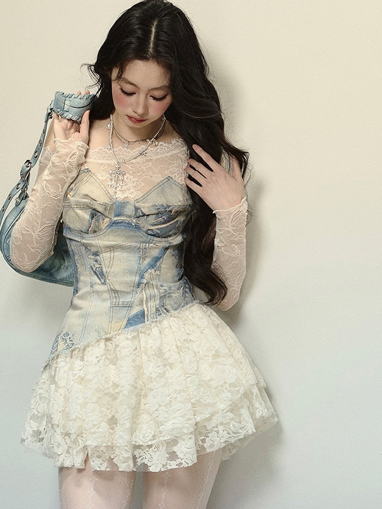 Mini-robe en denim bleu à encolure asymétrique et patchwork de dentelle