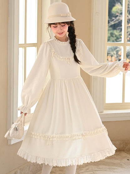 Robe à manches longues et col à volants avec nœud blanc