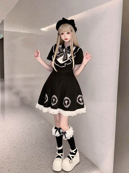 Robe croisée noire Jirai Kei à volants et bordure en dentelle avec traîne à gros nœud