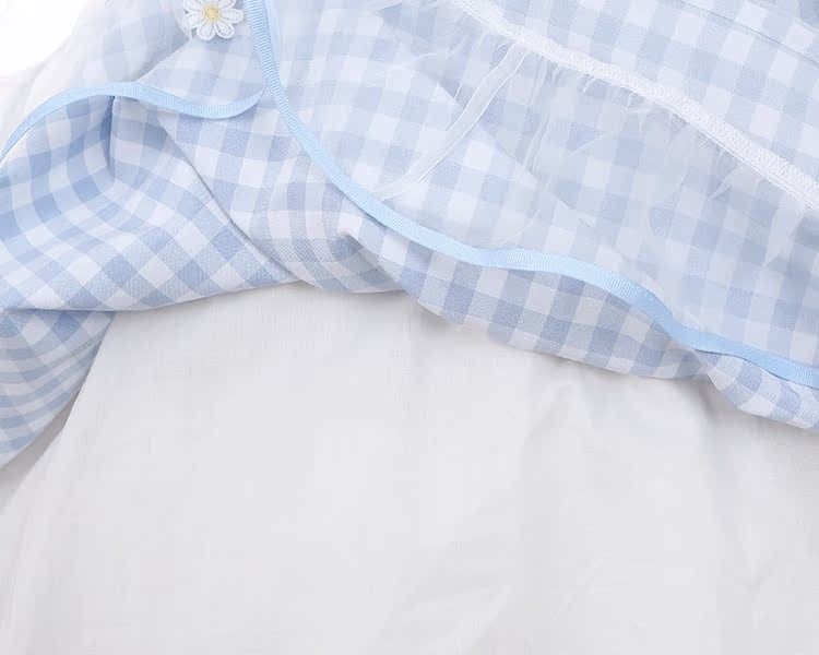 Robe à carreaux bleu clair à col marin et marguerites blanches, détails nœud papillon