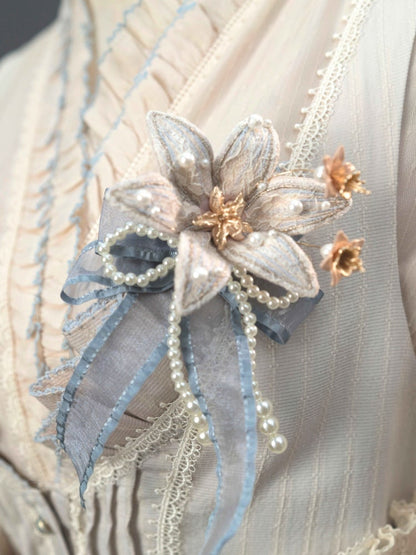 ブルー/パープル/グレーのビーズディテールのユリのブローチ