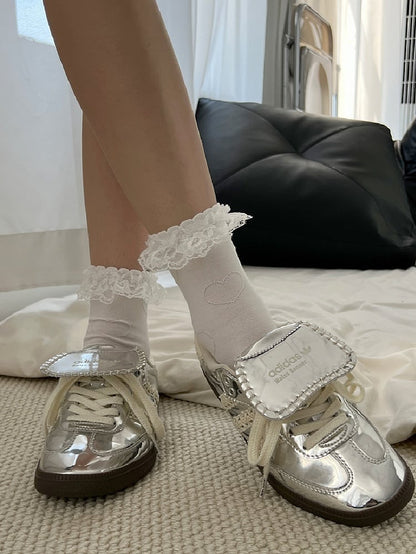 Socken mit Rüschen und Herzbündchen in Weiß