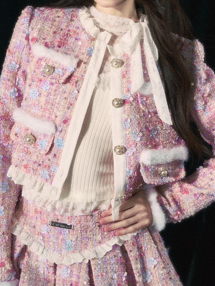 Veste courte en tweed rose avec détails floraux, perles et paillettes