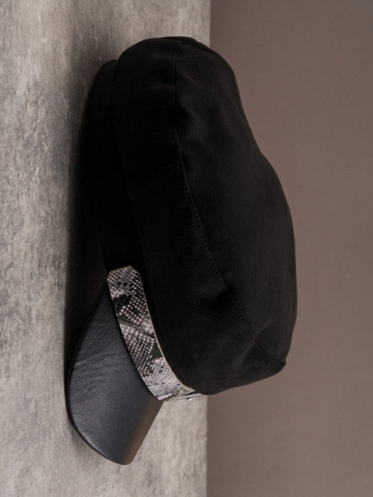 Schwarze Baskenmütze mit Schnalle und Gothic-Muster