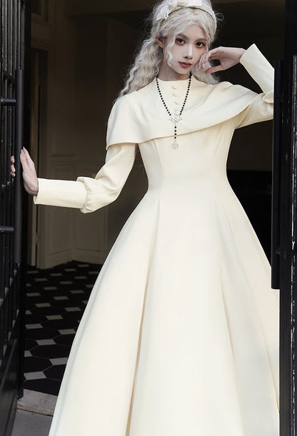 Robe Lolita élégante à manches longues et cape beige